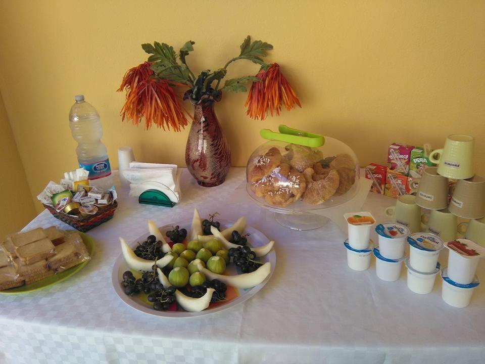 La Casa Gialla Трабия Екстериор снимка